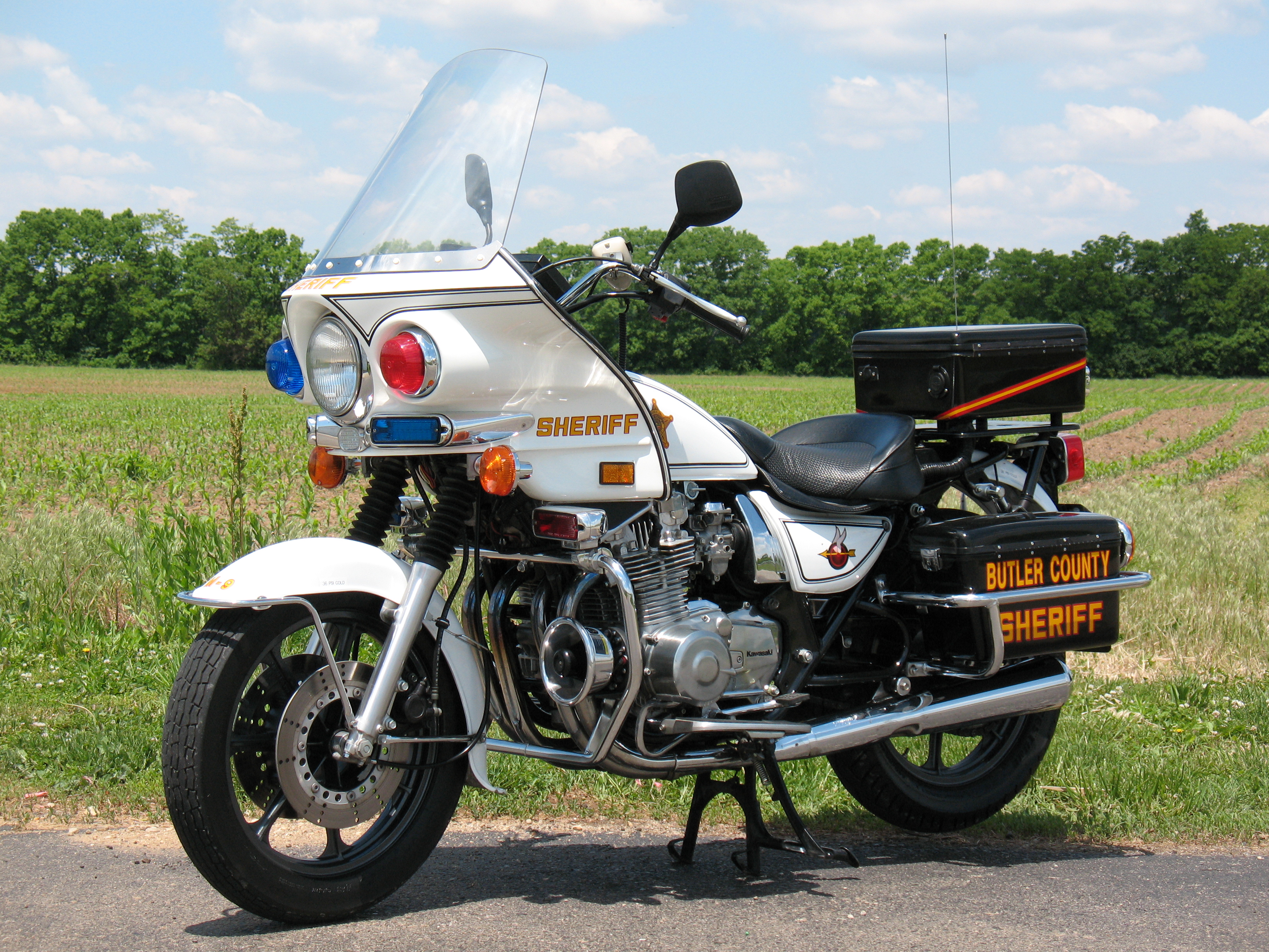 forkæle skitse Puno Kawasaki KZ Police Bikes - Chin on the Tank – Motorcycle stuff in  Philadelphia.
